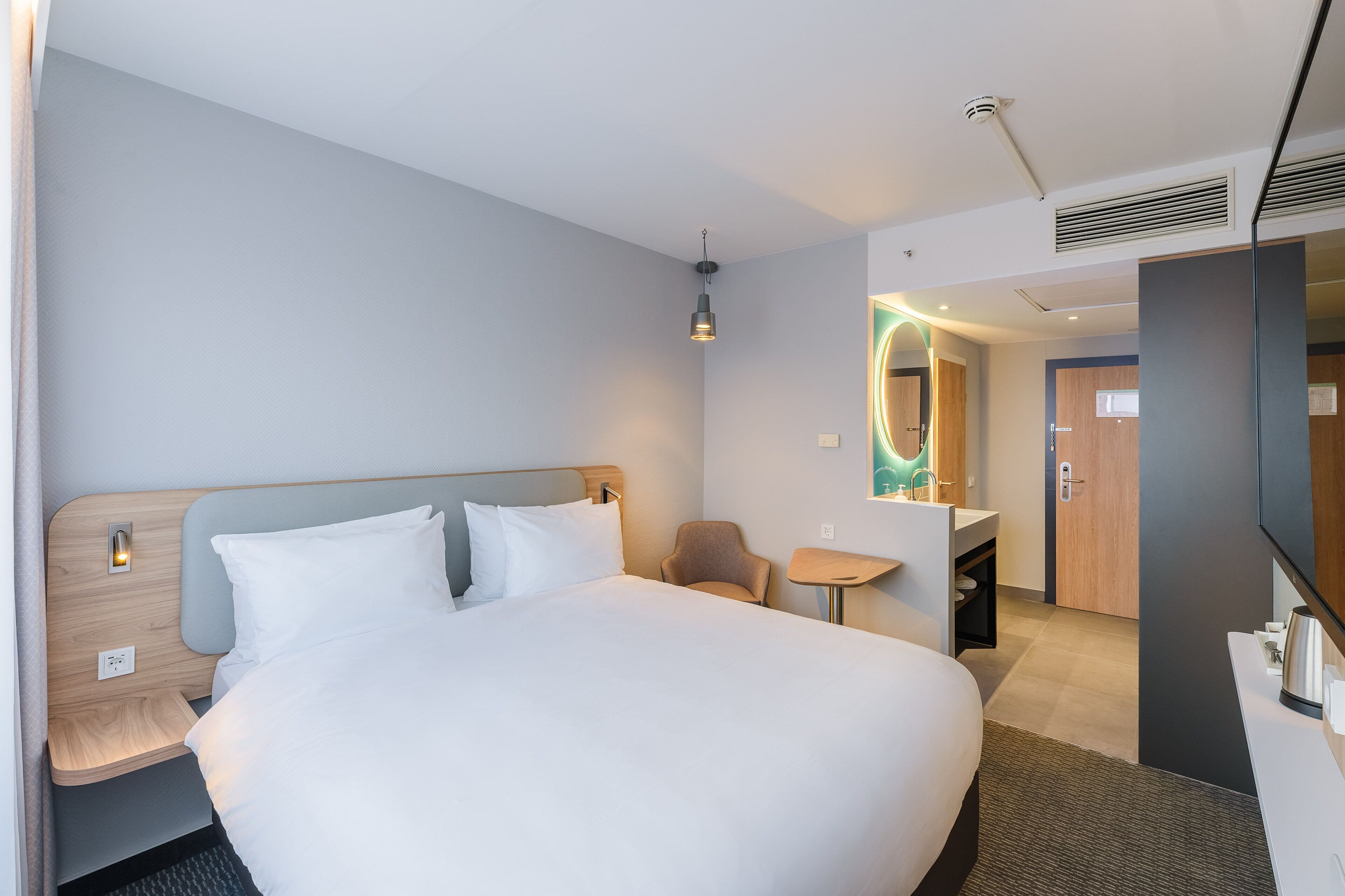 standard room, 1 queen bed | desk, laptop workspace, blackout curtains, soundproofing