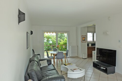 House with garden close to town center, with EV charging station