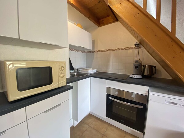 Réfrigérateur, micro-ondes, four, plaque de cuisson