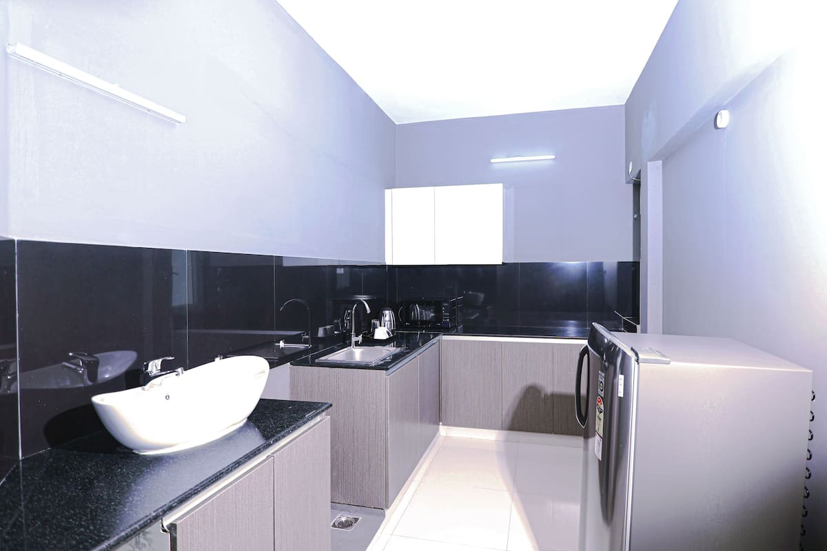 standard room | private kitchen | fridge, microwave, electric kettle, cookware/dishes/utensils