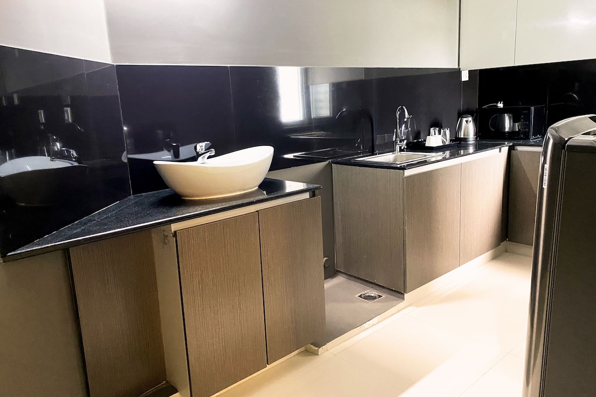 standard room | private kitchen | fridge, microwave, electric kettle, cookware/dishes/utensils