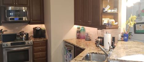 Een koelkast, een microgolfoven, een oven, een kookplaat