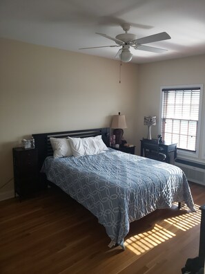 2 bedrooms, desk, WiFi, bed sheets