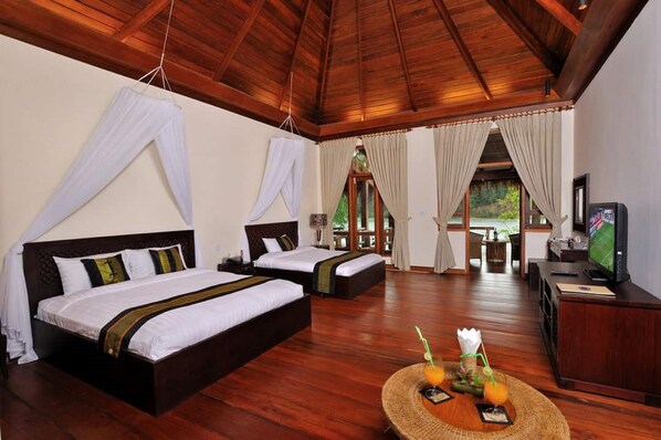 Double Room | In-room safe, iron/ironing board, free WiFi, bed sheets