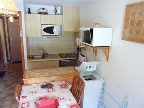Geladeira, micro-ondas, cooktop, lava-louças