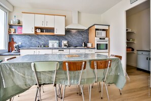 Réfrigérateur, un four, surface de cuisson, lave-vaisselle