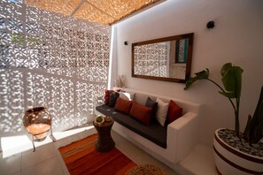 Ozel Bahceli Standart Oda | Living area | 42-inch LCD TV with satellite channels, TV - Ajlan Oia (Ayvalik)