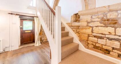 Three bedroom pet friendly holiday home in the Cotswolds - Norman Chapel