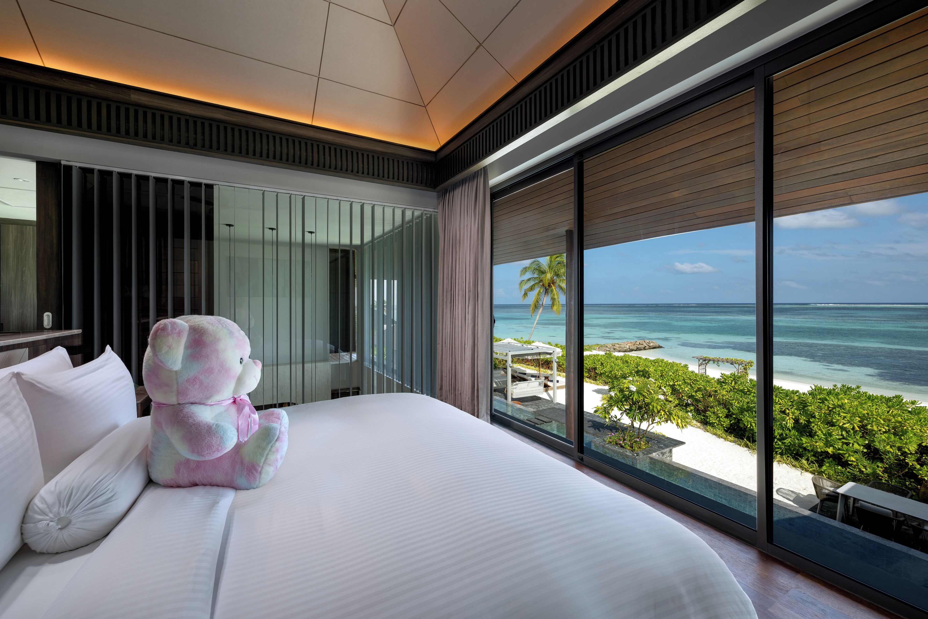 Family Room | Bathroom | Separate bathtub and shower, rainfall showerhead, free toiletries