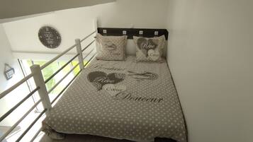 1 slaapkamer, een strijkplank/strijkijzer, gratis wifi, beddengoed