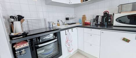 Mikrobølgeovn, ovn, kokeplater og brødrister