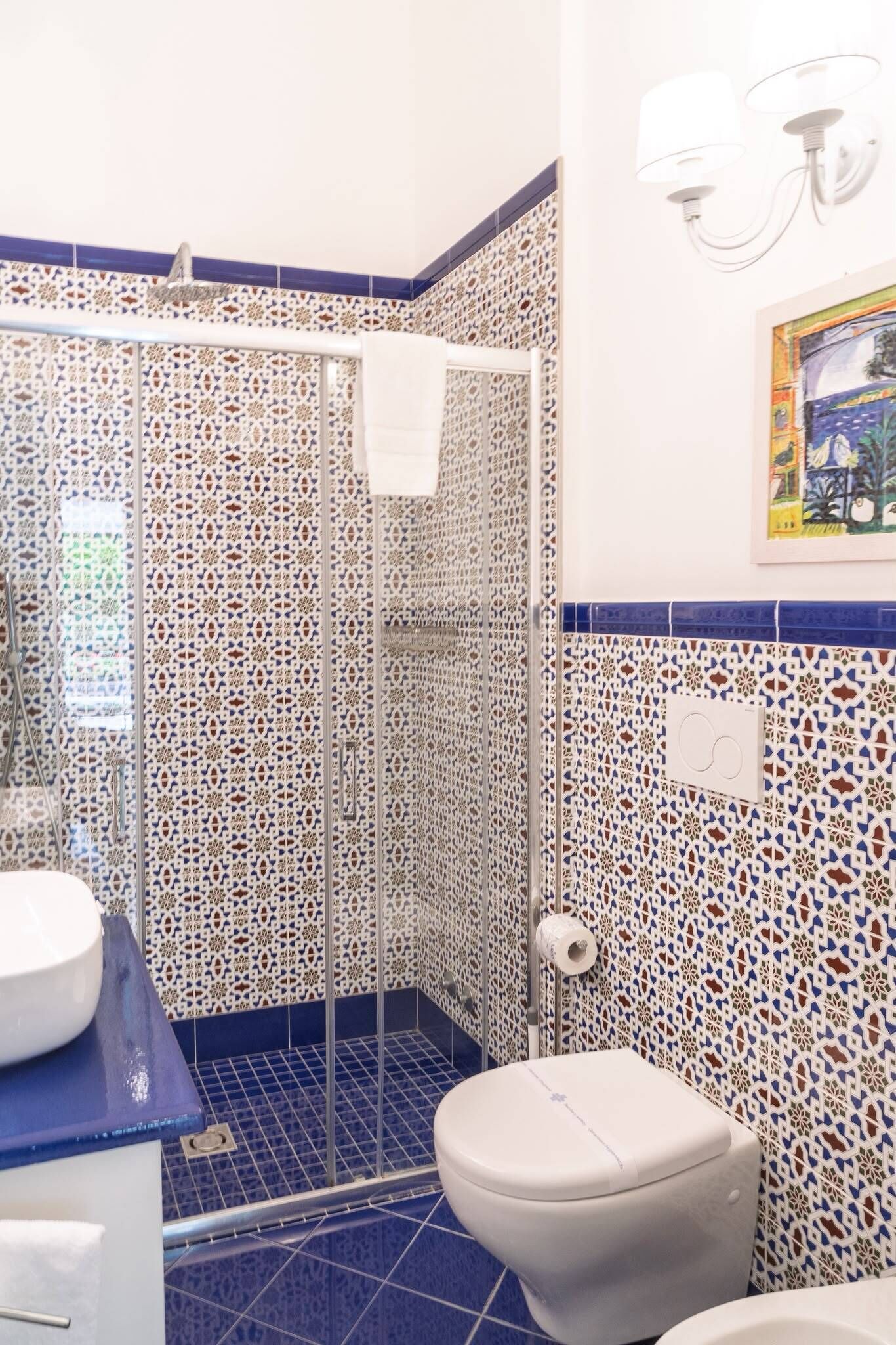 Un baño con ducha, inodoro y lavamanos.