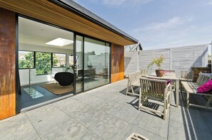 Outdoor dining - Marlborough Yard, by Veeve (London)