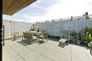 Outdoor dining - Marlborough Yard, by Veeve (London)