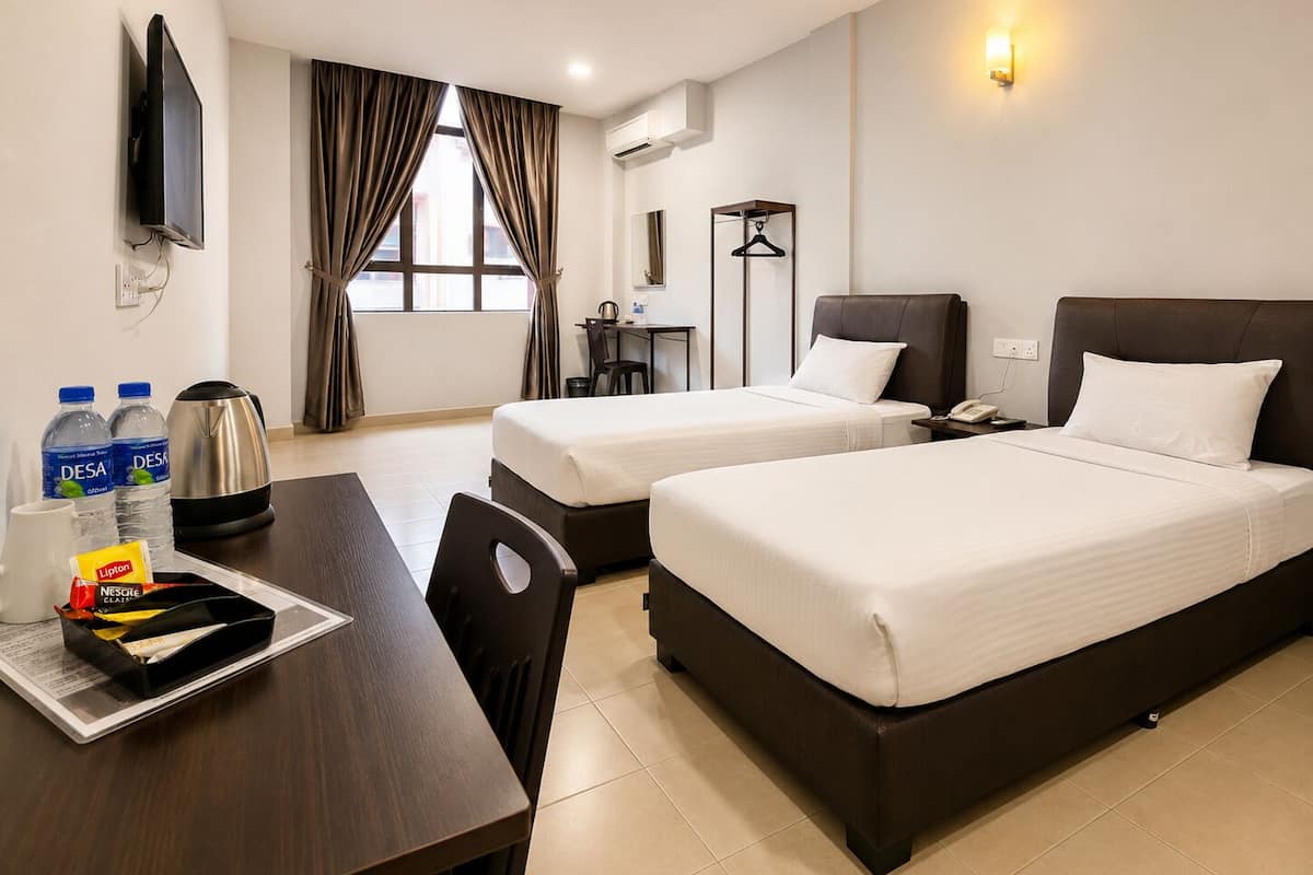 Standard Twin Room | Desk, free WiFi