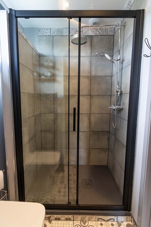 Shower, hair dryer, towels, soap - La maison d'Harold 4* Port en Bessin Normandy landing beaches (Port-en-Bessin-Huppain)