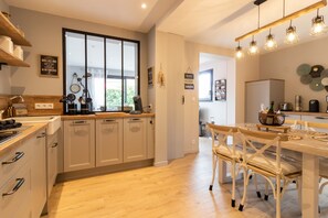Fridge, microwave, oven, stovetop - La maison d'Harold 4* Port en Bessin Normandy landing beaches (Port-en-Bessin-Huppain)