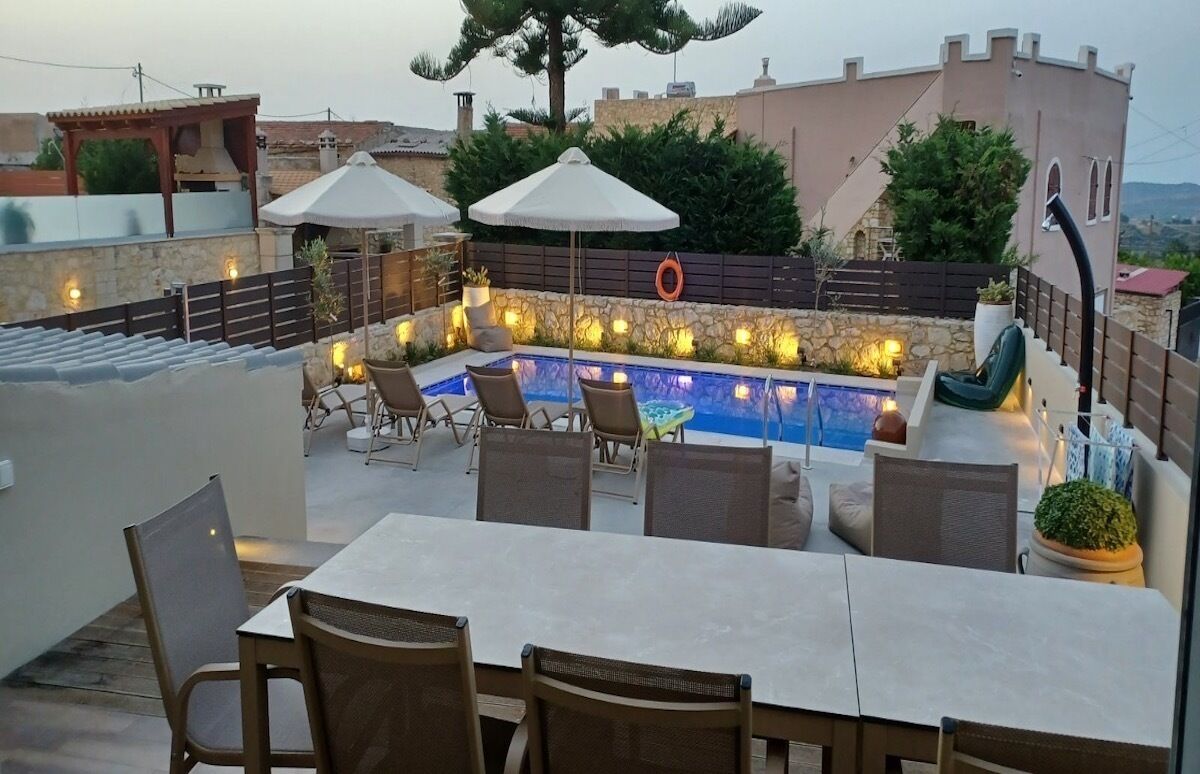 Piscine extérieure, chaises longues