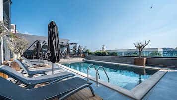 Una piscina al aire libre de temporada