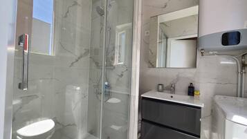 Douche, sĂšche-cheveux, serviettes fournies, savon