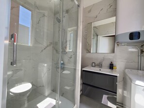 Douche, sèche-cheveux, serviettes fournies, savon