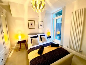 3 bedrooms, desk, iron/ironing board, WiFi - Gorgeous garden flat in Highgate with ping pong table! (London)
