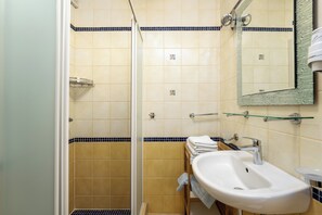 Regadera, secadora de cabello, bidet, toallas 