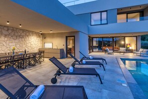 Outdoor dining - Luxurious pool villa, 5 minutes walk from the beach (Banjole)