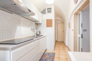 Réfrigérateur, micro-ondes, plaque de cuisson, grille-pain