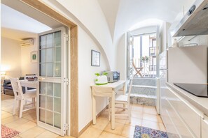 Kühlschrank, Mikrowelle, Herdplatte, Toaster