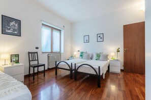 2 bedrooms, iron/ironing board, WiFi, bed sheets - GuestHost - Comfortable 80 sqm apartment that can accommodate up to 7 people located on the third floor of a building without a lift.The property is located in the center of Ferrara just outside the eastern walls, a few steps from Corso della Giovecca.Th (Ferrara)