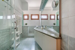 Bruser, hårtørrer, bidet, håndklæder