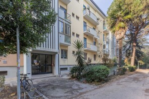 A multi-story residential building with balconies, a gated entrance, and surrounding greenery. - GuestHost - Comfortable 80 sqm apartment that can accommodate up to 7 people located on the third floor of a building without a lift.The property is located in the center of Ferrara just outside the eastern walls, a few steps from Corso della Giovecca.Th (Ferrara)