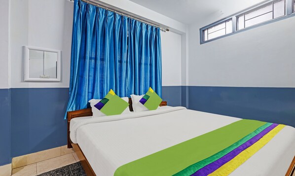 Chambre Deluxe | Bureau, fer et planche à repasser, draps fournis