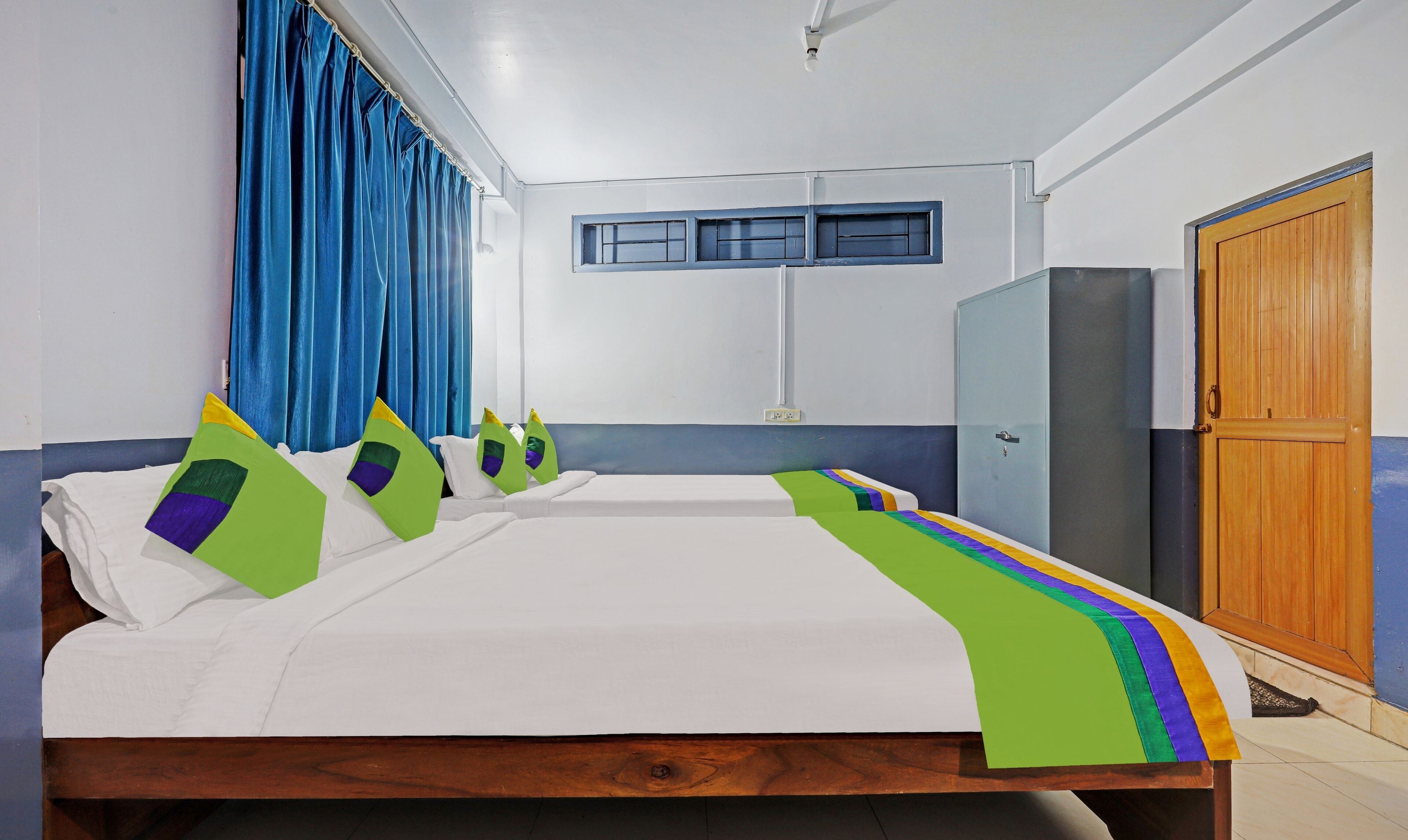 Premium Room | Desk, iron/ironing board, bed sheets