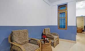 Chambre Standard | Bureau, fer et planche à repasser, draps fournis