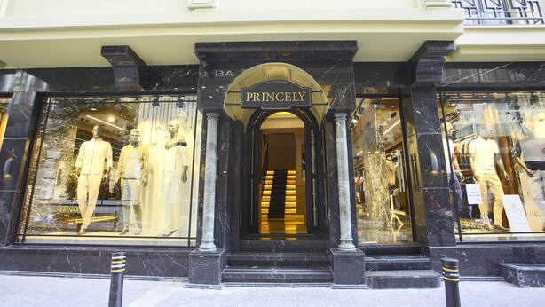 A storefront with mannequins displaying clothing. - Princely Suites (Istanbul)