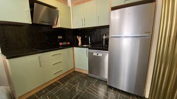 Een koelkast/vriezer, een kookplaat, een koffiezetapparaat/waterkoker