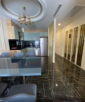 Executive Suite with Two Bedroom | Cuisine privée | Grand réfrigérateur, plaque de cuisson, cafetière/bouilloire