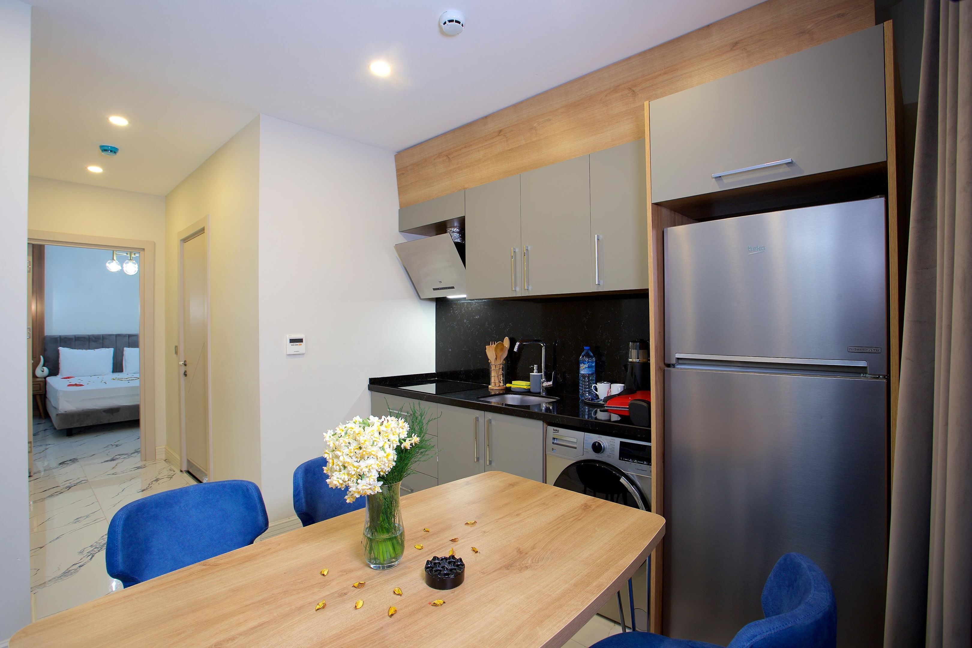 Comfort appartement | Privékeuken | Een koelkast met diepvriezer, een kookplaat