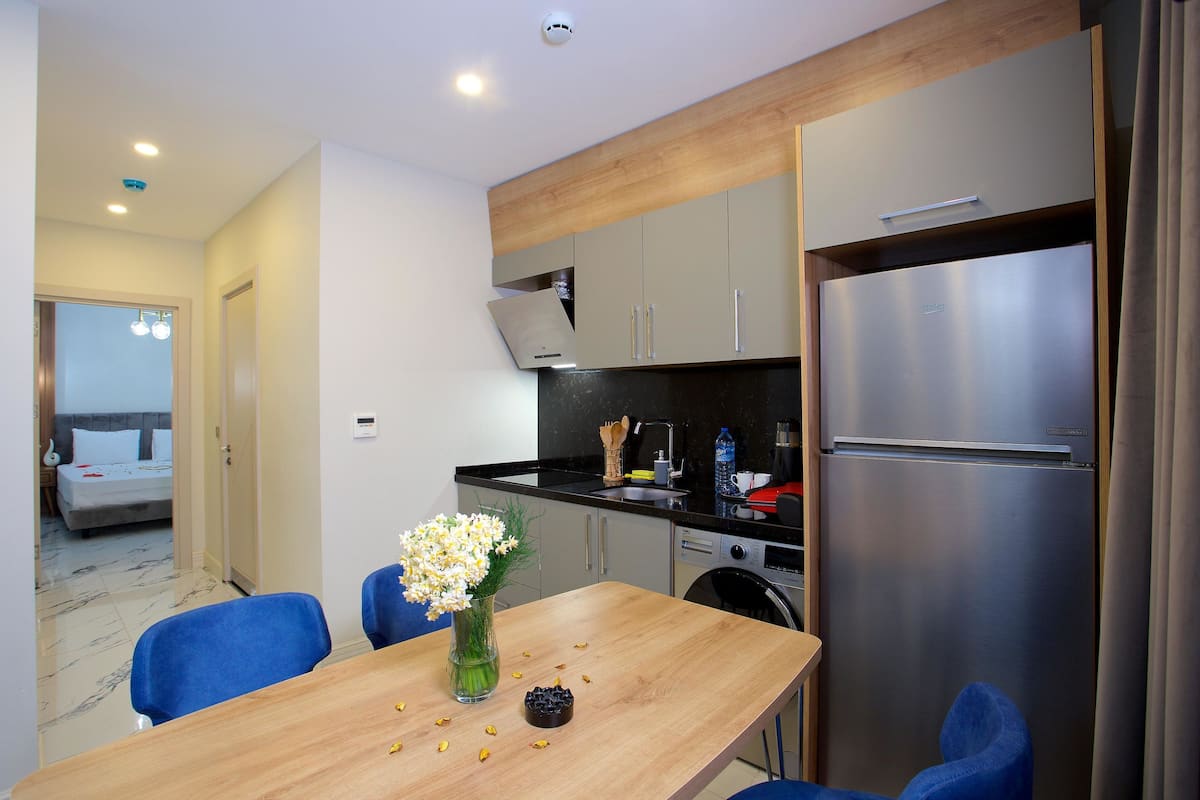 Junior Suite with One Bedroom | Private kitchen | Full-size fridge, stovetop, coffee/tea maker, electric kettle