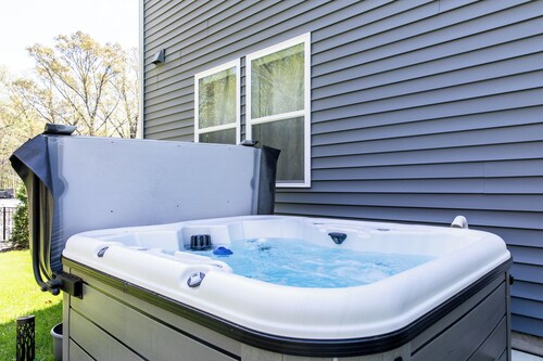 Lovely recently Built NB Home, fire pit