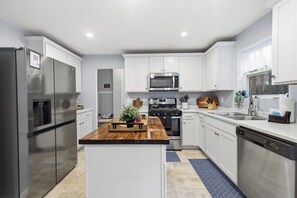 Køleskab, mikrobølgeovn, ovn, kogeplade