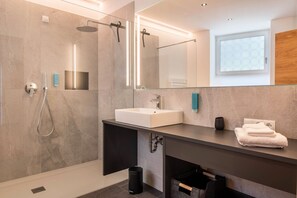 Een douche, gratis toiletartikelen, een haardroger, handdoeken