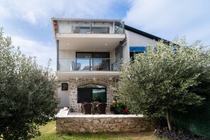 Outdoor dining - Villa with Sea View, Shared Garden & Wi-Fi (Lefkada)