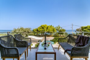 Property grounds - Villa with Sea View, Shared Garden & Wi-Fi (Lefkada)