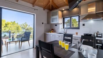 Fridge, oven, stovetop, coffee/tea maker