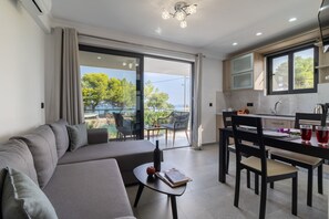 TV - Villa with Sea View, Shared Garden & Wi-Fi (Lefkada)