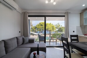 TV - Villa with Sea View, Shared Garden & Wi-Fi (Lefkada)