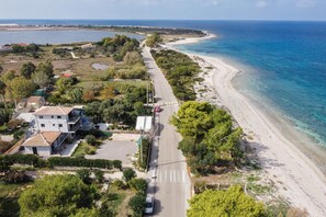 On the beach - 'Villa with garden view 2' with Shared Garden & Wi-Fi (Lefkada)